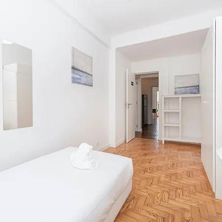 Houze Spacious Near Marques De Pombal 아파트